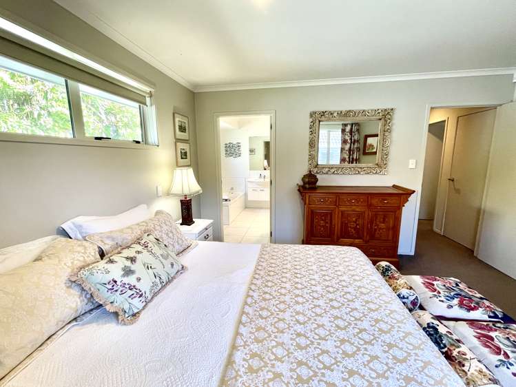 2 Barossa Way Brookfield_13