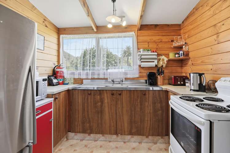 14 Rauparaha Street Marokopa_7