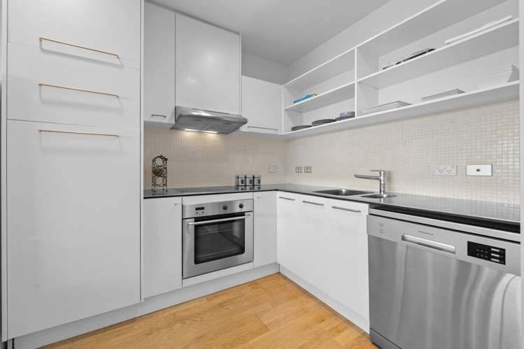 610/18 Beach Road_5