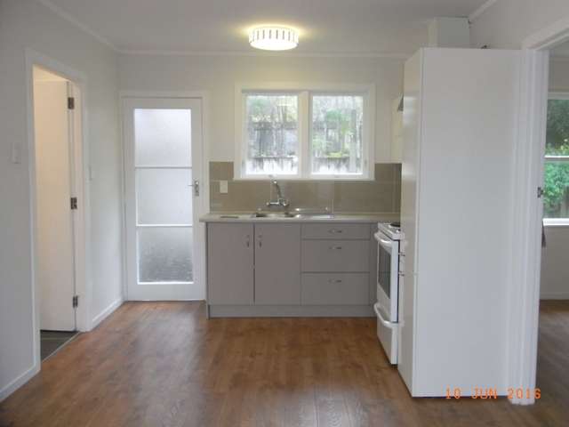 2/2 Derwent Crescent Titirangi_4