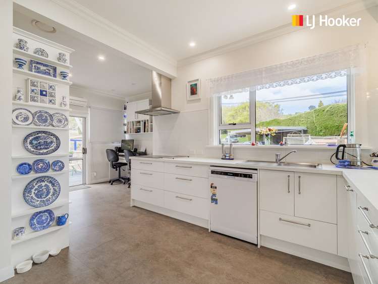 1 Castlewood Road Company Bay_6