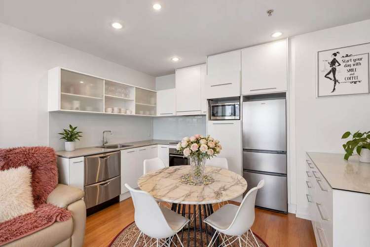 1208/18 Beach Road City Centre_5