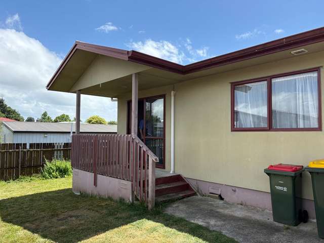 Close to Middlemore and Train Station