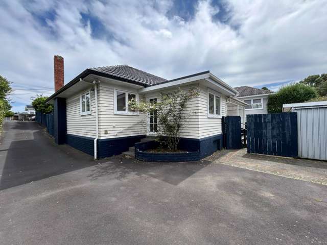 Sunny 3-Bedroom Character Home – Ellerslie