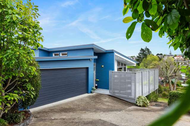 Stylish contemporary retreat in peaceful Glen Eden