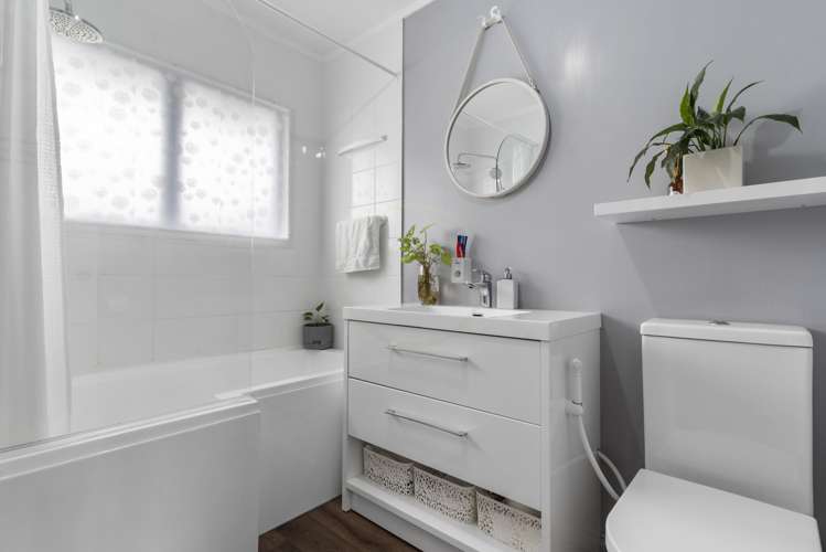 1/11 Volta Place Clendon Park_7