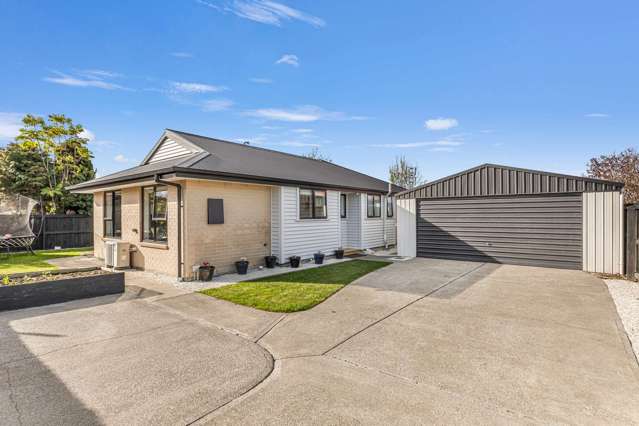 2022 Reconstructed home in top location.