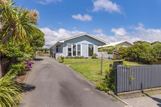 Cute three bedrooms | Walk to beach and schools!