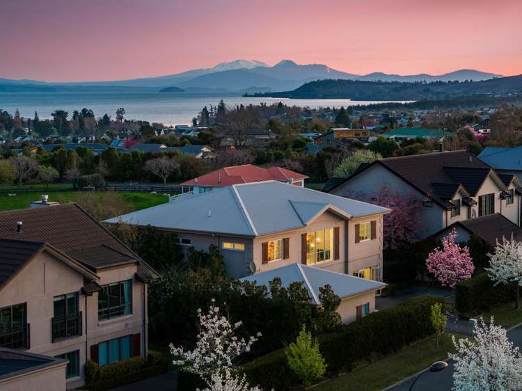 18 Chateau Crescent Rangatira Park_0