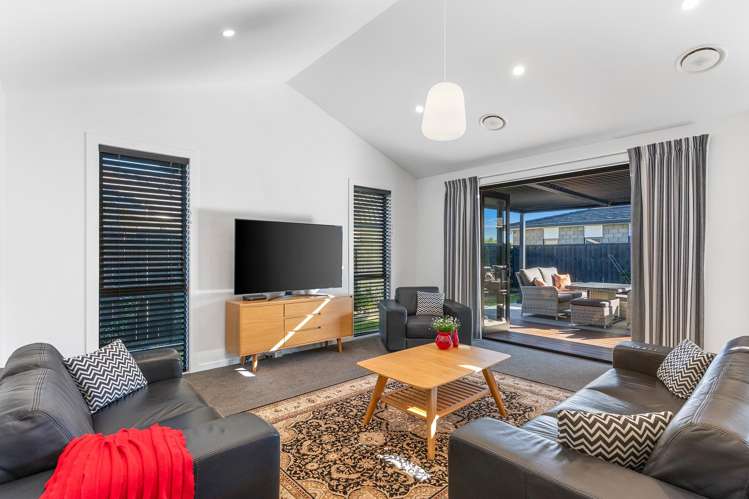 61 Queen Charlotte Drive Aotea_10