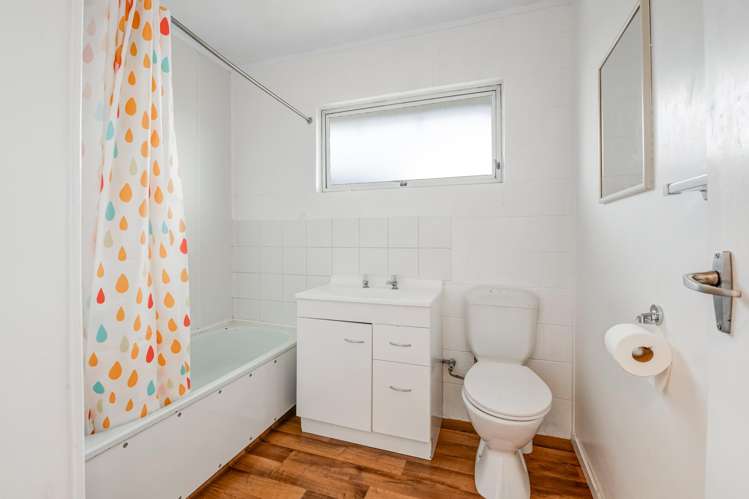 2/587 Glenfield Road Totara Vale_12