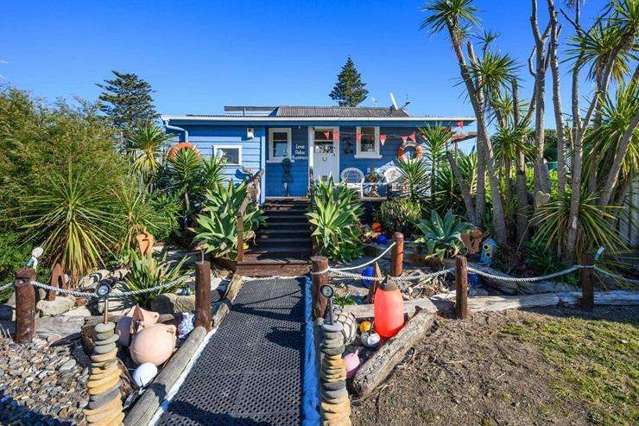 Twist of fate as Wellington dad snaps up NZ’s bachiest bach