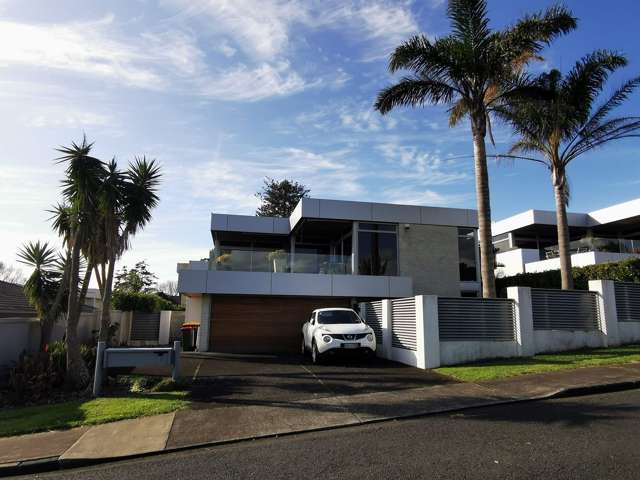 5 BEDROOM QUALITY HOME IN MACLEANS COLLEGE ZONE