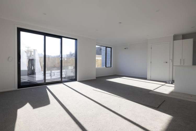 215 Stokes Valley Road_1