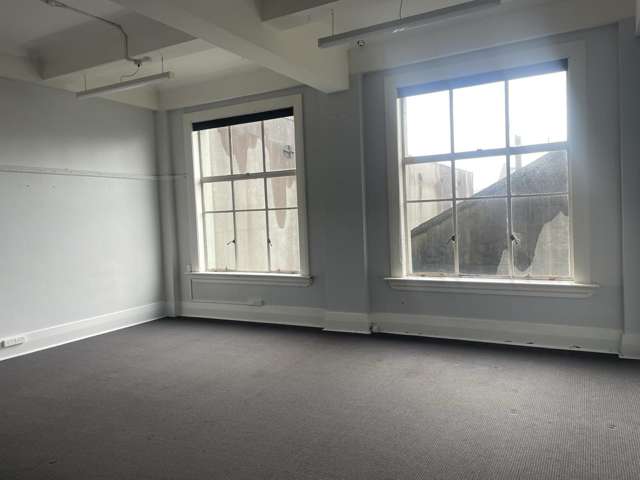 Office Space Available 79m2 - Queens Building