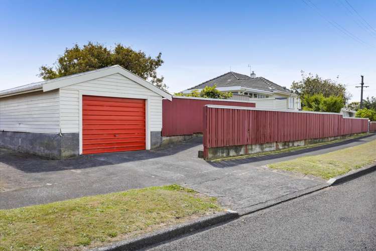 2 Acourt Street Hawera_25