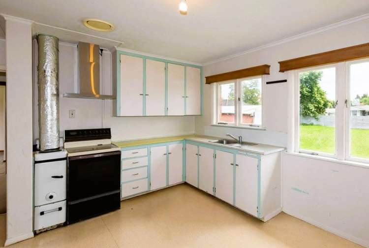 17 Sutton Crescent 10938_6