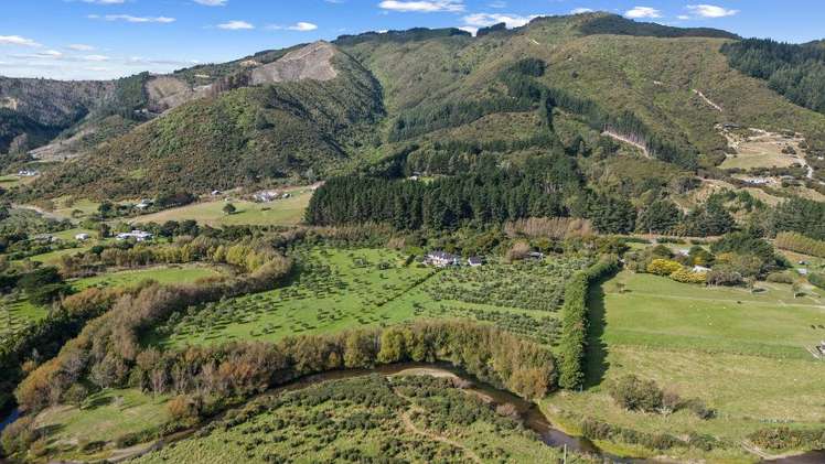 1276 Coast Road Wainuiomata_16