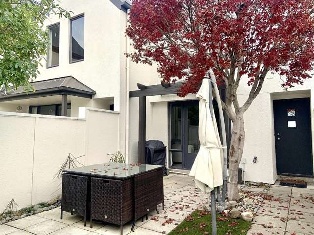 Beautifully Presented City Townhouse in Prime Hagley Park Location!