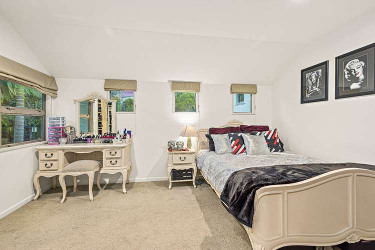 5 Oakford Park Crescent Greenhithe_17