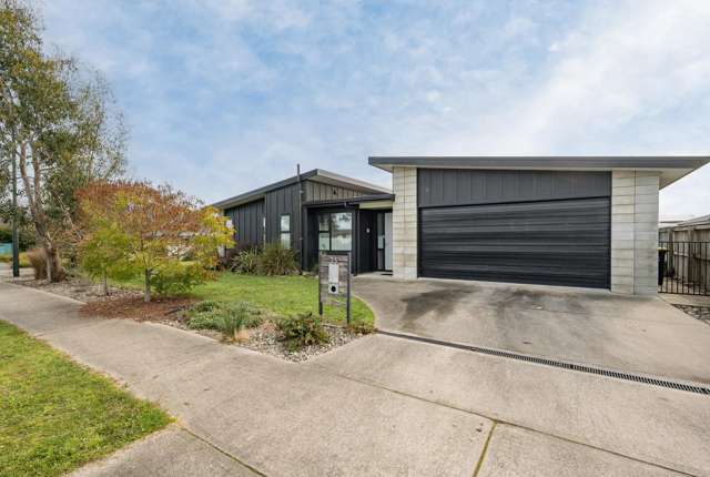 Modern Comfort, Minutes from Town