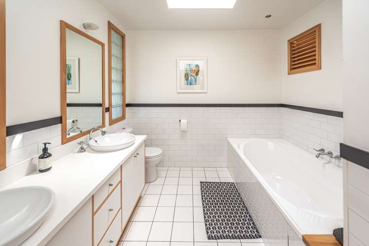 2 Eaton Crescent Otamatea_24