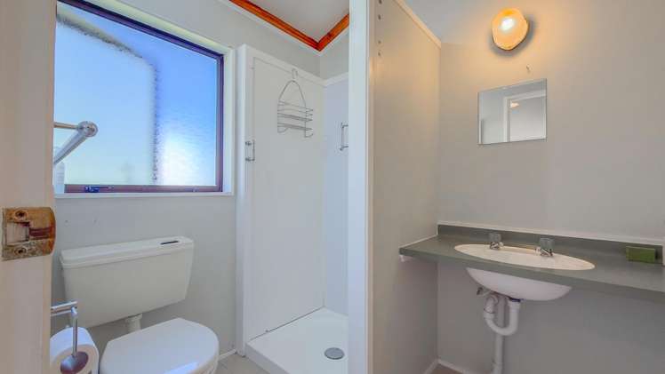 211B The Square Whangamatā_10