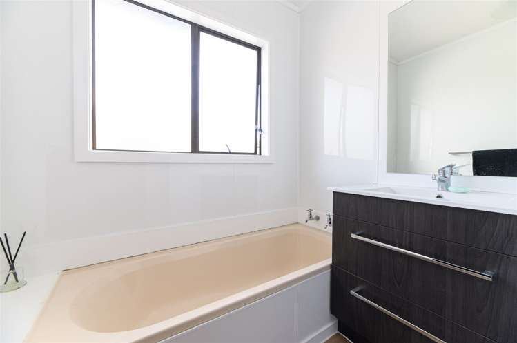 2/38 Leo Street Glen Eden_7