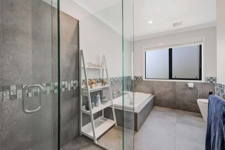 8 Roberts Road Matakatia_20