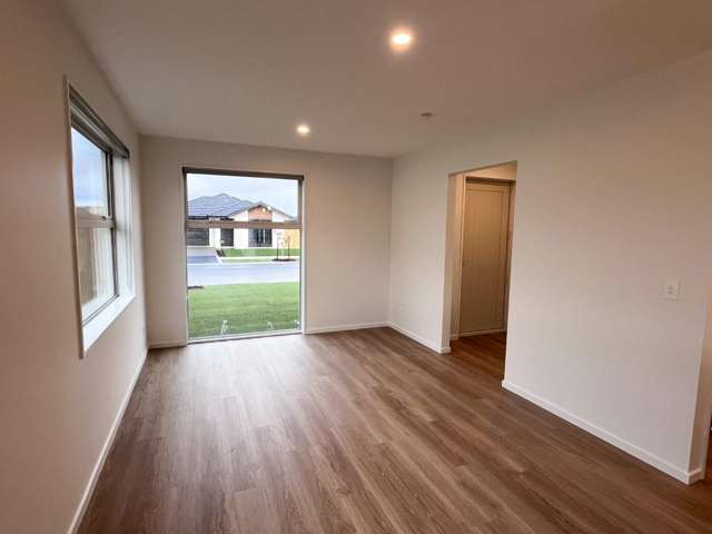 6 Accadia Drive 11103_1