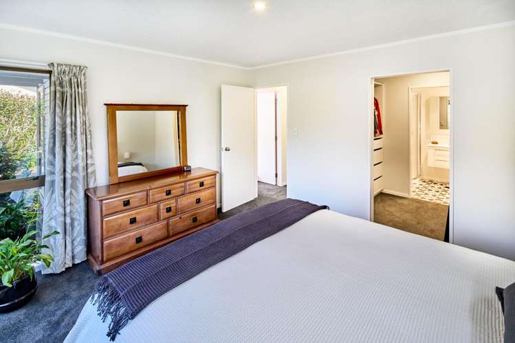 23 Mcenroe Grove Naenae_11