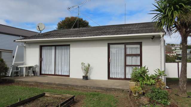 Charming 2-Bedroom Unit - Great Location!