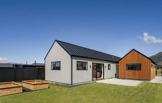 Modern, Sunny & Work From Home