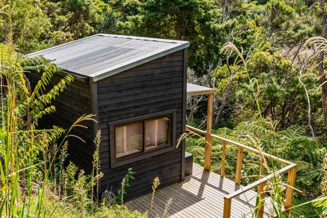 Build Your Dream Home: Sea Views & Stylish Cabin