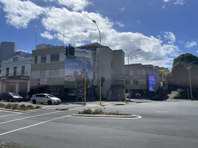 Profiled Corner Office - 6 Carparks