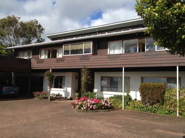 Spacious, Sunny 6-bedroom house with Ocean View!