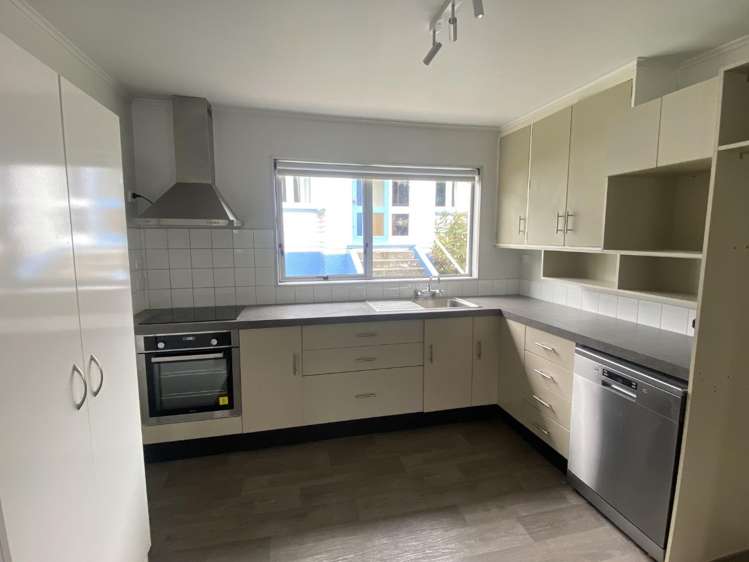 94 Waikawa Road 10728_2