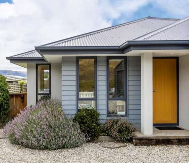 A large sunny home in the heart of Albert town .