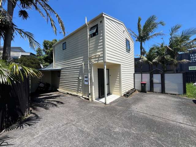 Sunny 3-bedroom townhouse Ellerslie