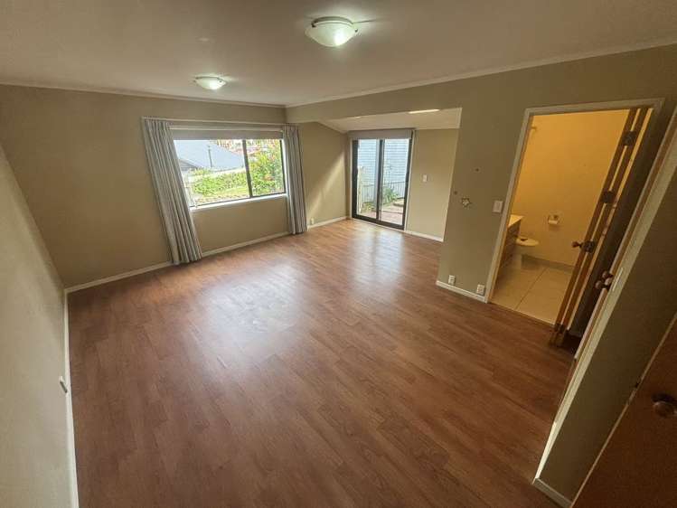 9 Greenvalley Rise Glenfield_15
