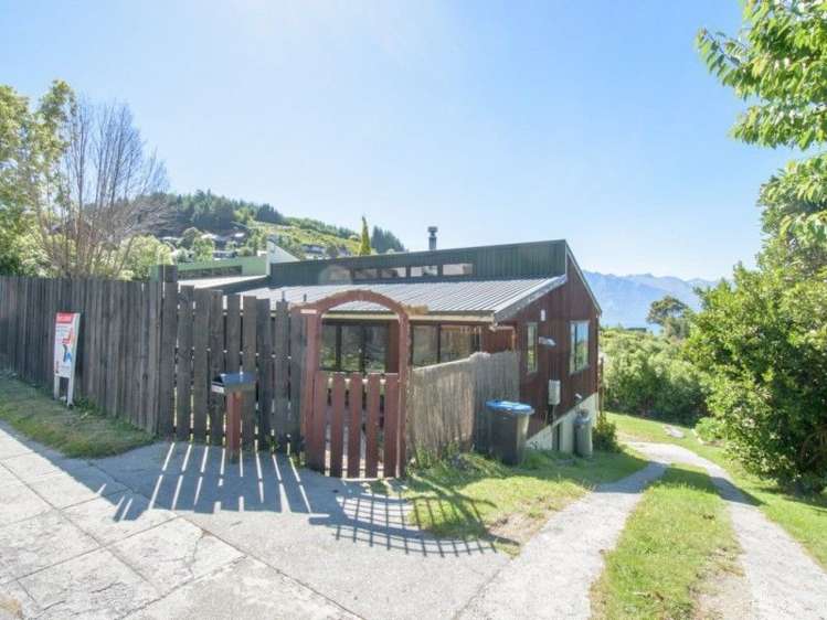 16a Arawata Terrace Fernhill/Sunshine Bay_19