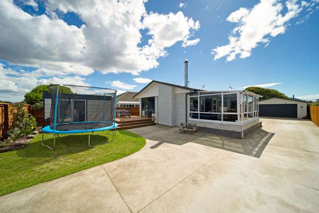 Sunny Seaside Local, Renovated & Ready!