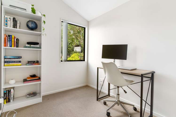 2/12 Herons Way Northcote_14