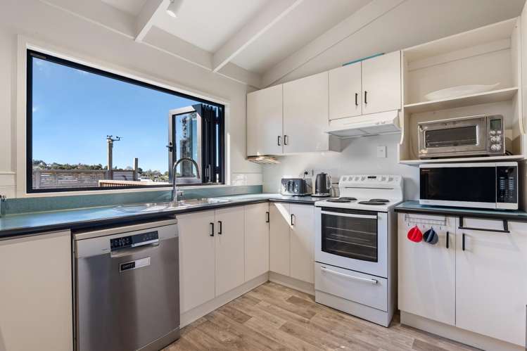 2/15 Dobell Road Stanmore Bay_5