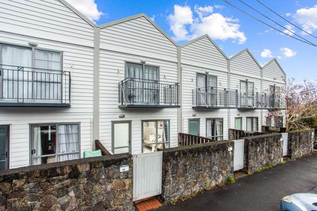 Stylish Terraced Townhouse – Brilliant Central Location – Weatherboard Construction