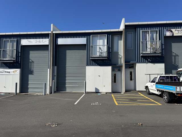 Industrial unit with office + rollers door access