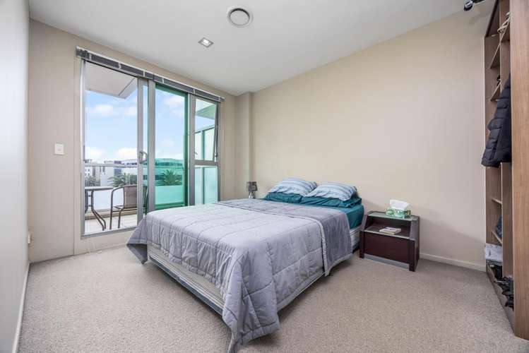 302/85 Beach Road_5