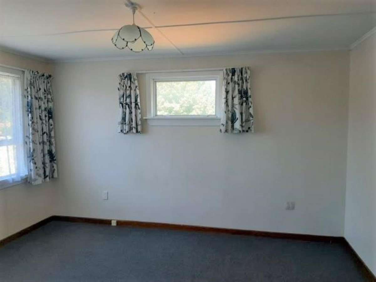Charming 3-Bedroom Home with Fully Fenced Courtyard 5