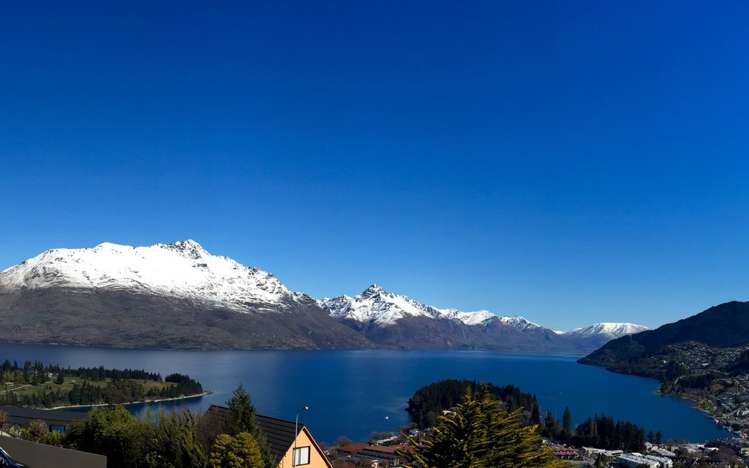 2/10 Manchester Place Queenstown_16