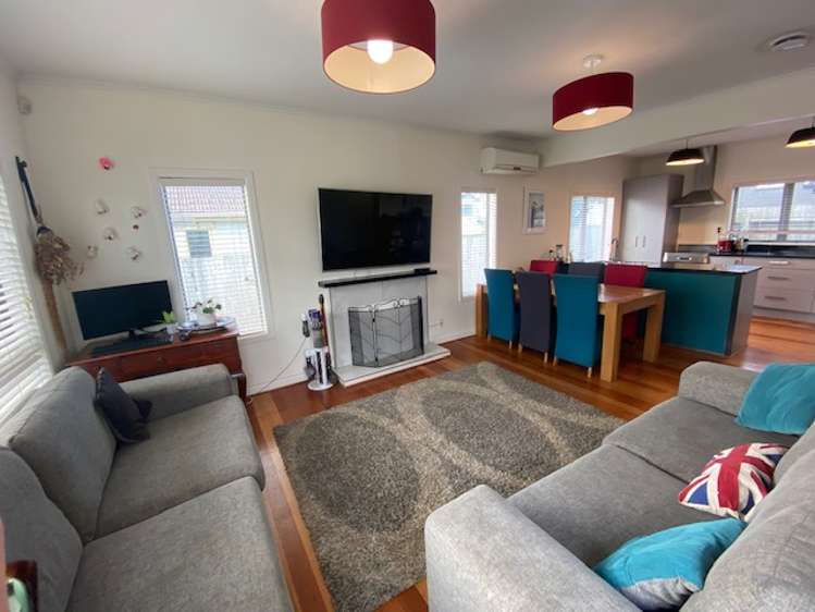 8 Ropata Avenue Point England_5